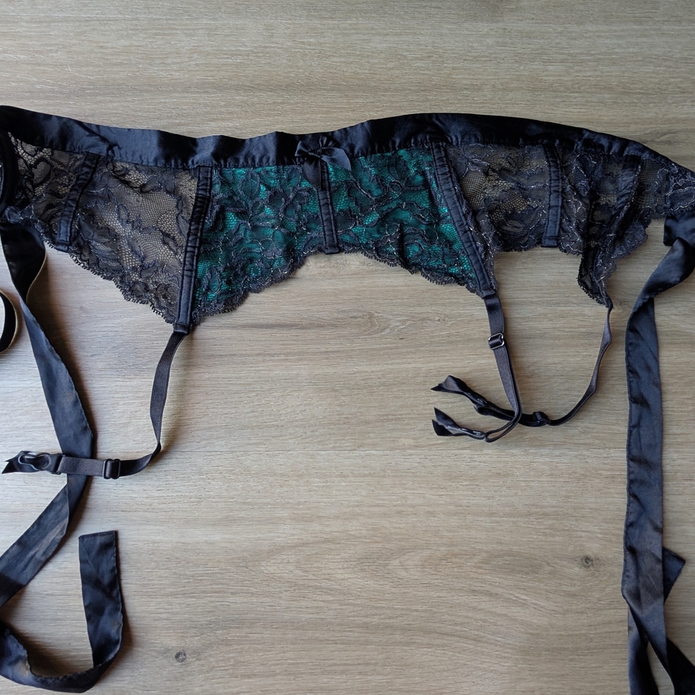 Victoria's Secret Black and Green Lace Garter Belt- Size M/L